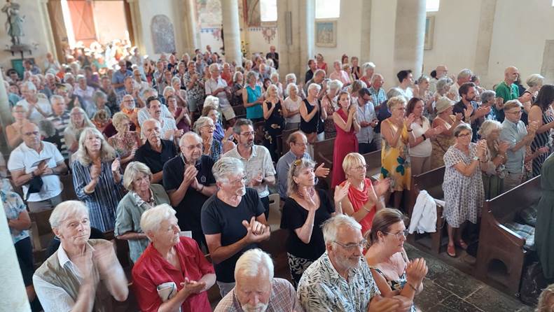 Une image contenant habits, Visage humain, femme, personne

Le contenu gnr par lIA peut tre incorrect.