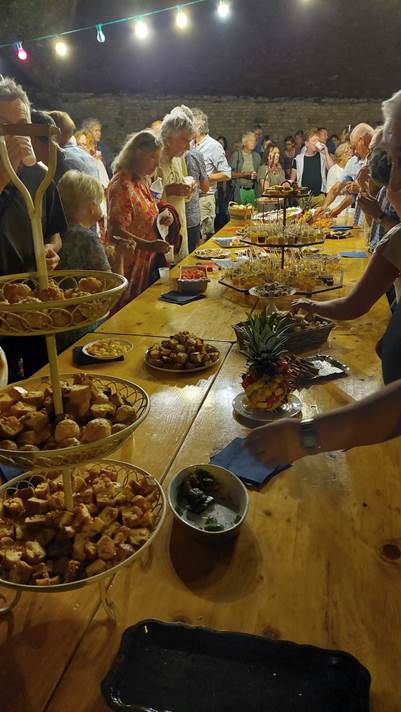 Une image contenant repas, personne, nourriture, Snack

Le contenu gnr par lIA peut tre incorrect.