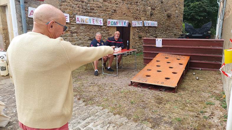 Une image contenant personne, habits, plein air, btiment

Le contenu gnr par lIA peut tre incorrect.