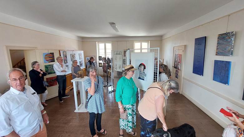 Une image contenant habits, personne, mur, intrieur

Le contenu gnr par lIA peut tre incorrect.