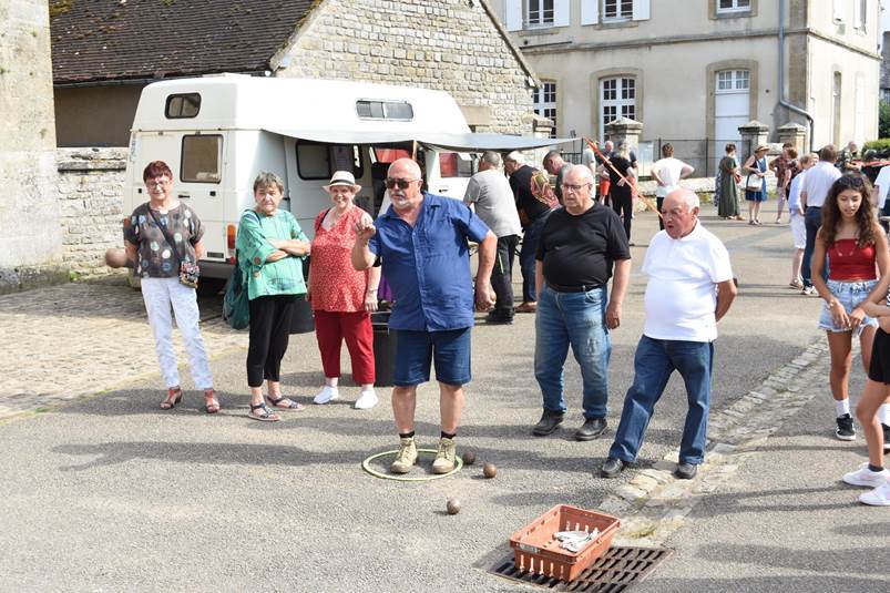 Une image contenant chaussures, habits, personne, plein air

Le contenu gnr par lIA peut tre incorrect.