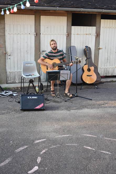 Une image contenant instrument de musique, guitare, plein air, btiment

Le contenu gnr par lIA peut tre incorrect.