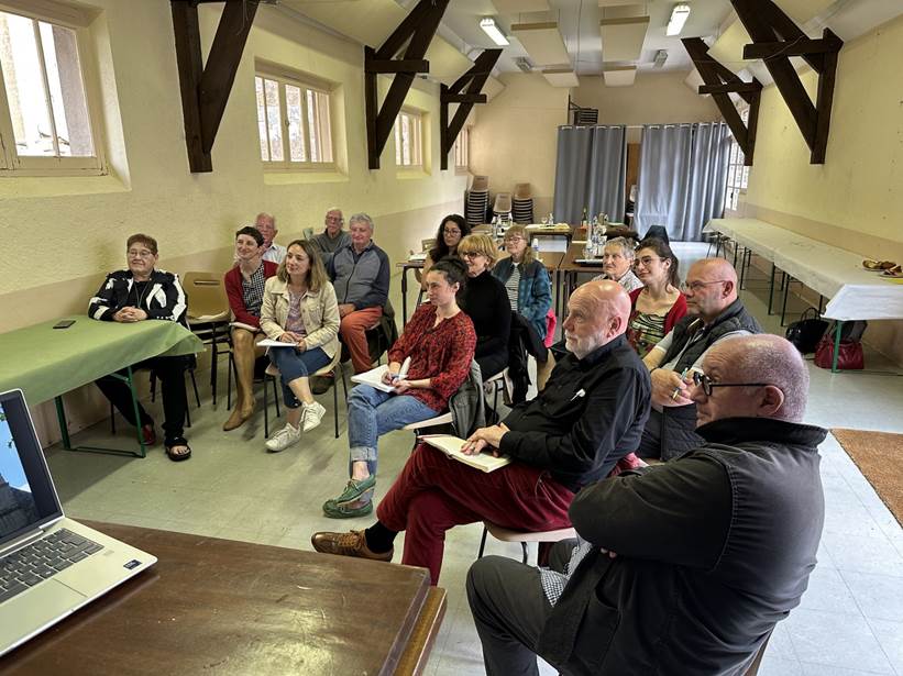 Une image contenant intrieur, personne, habits, ordinateur

Le contenu gnr par lIA peut tre incorrect.