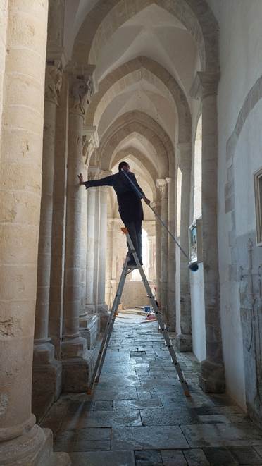 Une image contenant chaussures, habits, btiment, arche

Le contenu gnr par lIA peut tre incorrect.