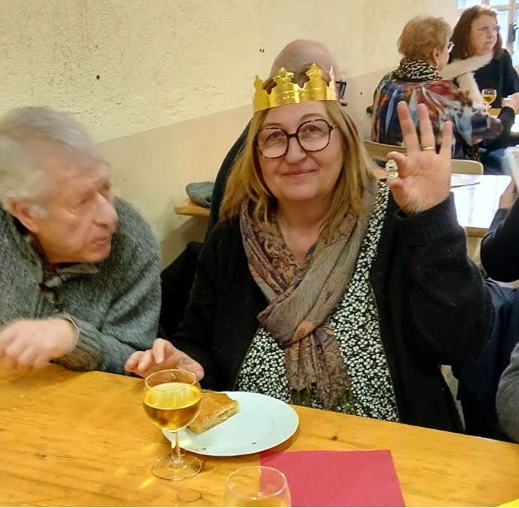 Une image contenant personne, habits, Visage humain, table

Le contenu gnr par lIA peut tre incorrect.