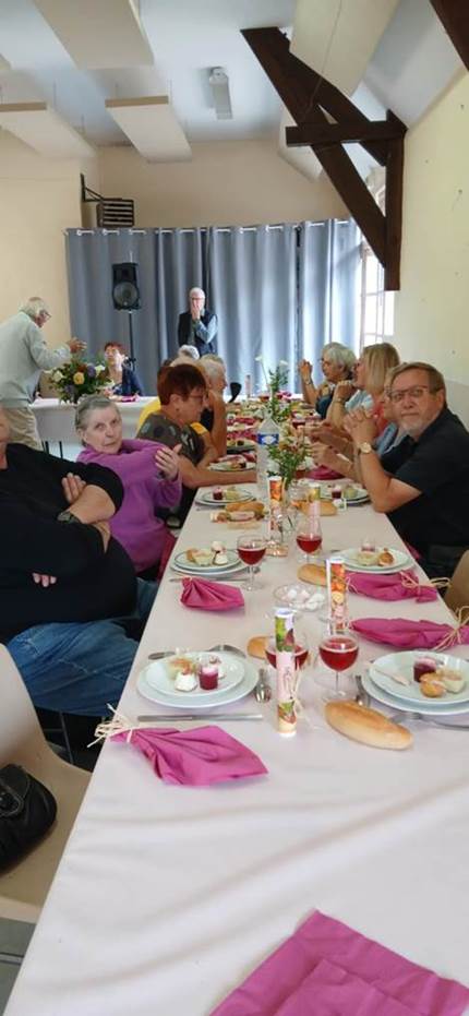 Une image contenant vaisselle, int�rieur, nappe de table, mur

Le contenu g�n�r� par l�IA peut �tre incorrect.