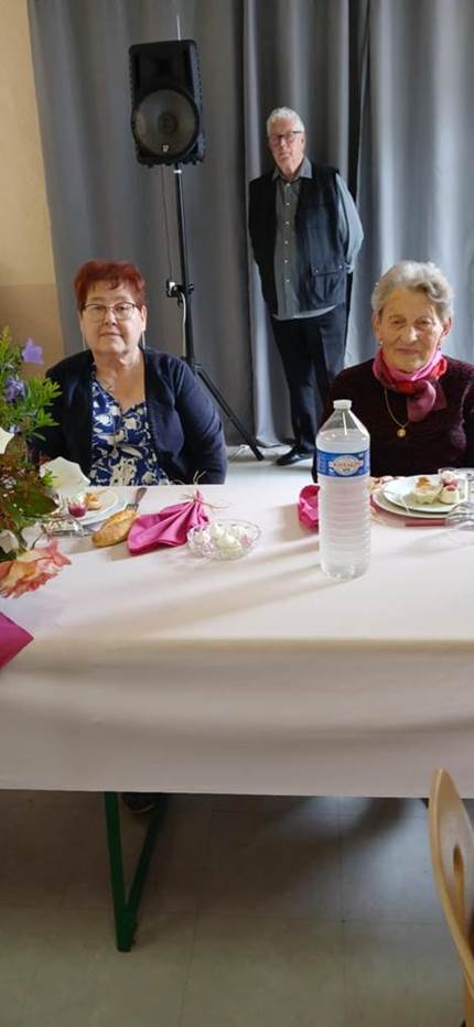 Une image contenant meubles, table, int�rieur, habits

Le contenu g�n�r� par l�IA peut �tre incorrect.