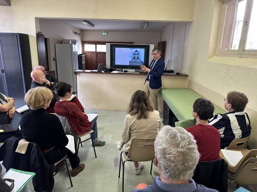 Une image contenant habits, int�rieur, personne, chaise

Le contenu g�n�r� par l�IA peut �tre incorrect.