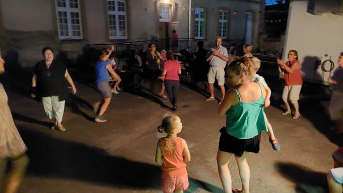 Une image contenant plancher, personne, danseur, sport

Description gnre automatiquement