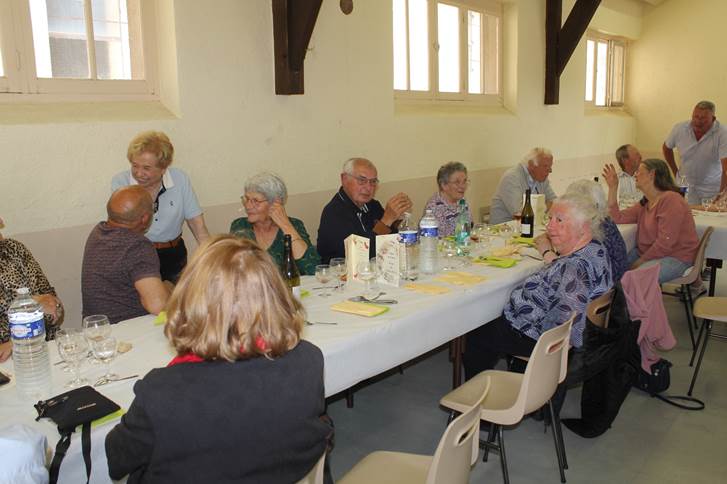 Une image contenant intrieur, personne, table, mur

Description gnre automatiquement