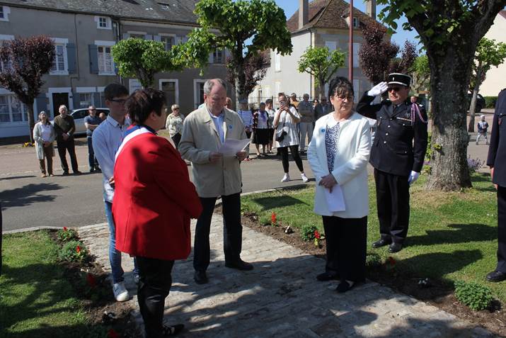 Une image contenant extrieur, herbe, arbre, personne

Description gnre automatiquement