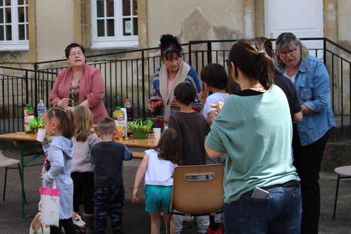 Une image contenant personne, famille

Description gnre automatiquement