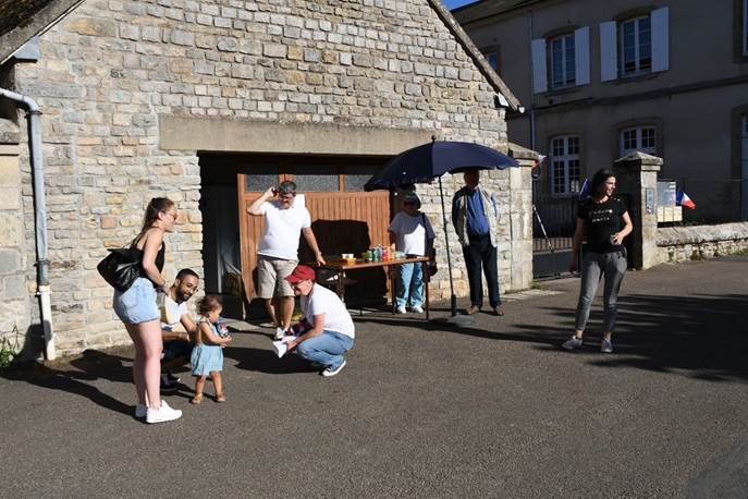 Une image contenant plein air, chaussures, btiment, personne

Description gnre automatiquement