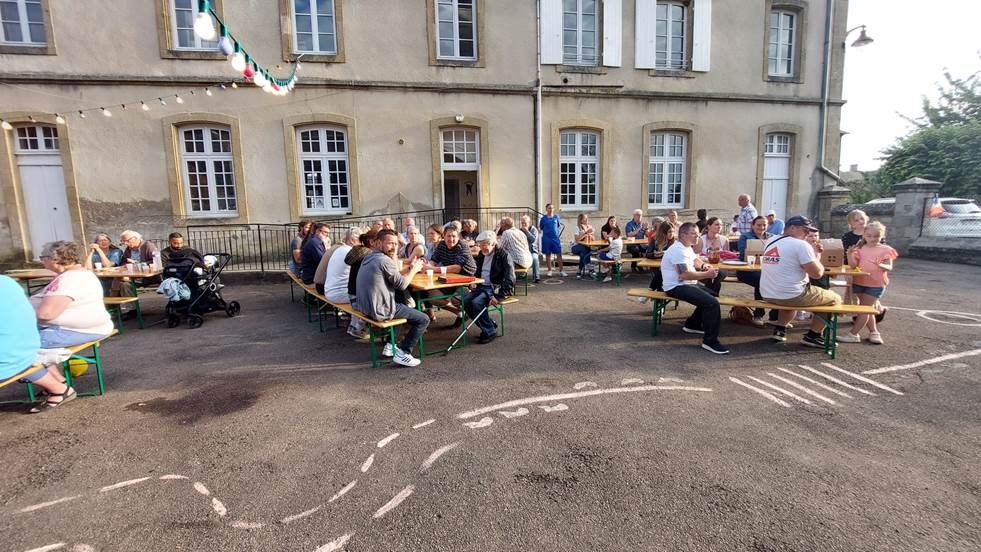 Une image contenant plein air, personne, chaussures, btiment

Description gnre automatiquement