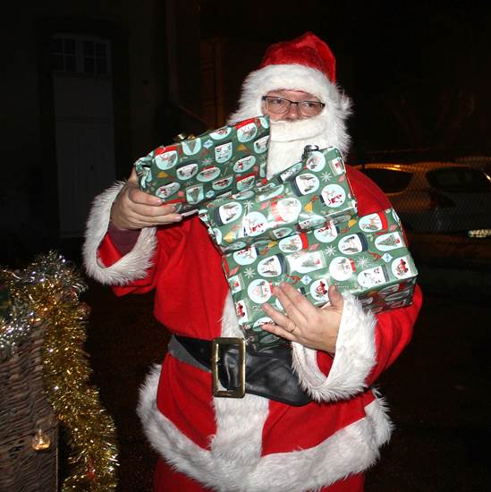 Une image contenant P�re No�l, Veille de No�l, habits, d�coration de No�l

Le contenu g�n�r� par l�IA peut �tre incorrect.