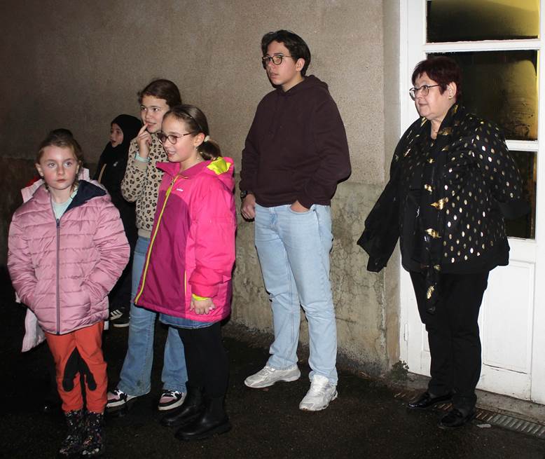 Une image contenant habits, personne, Visage humain, chaussures

Le contenu g�n�r� par l�IA peut �tre incorrect.