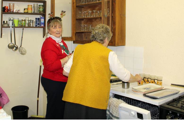 Une image contenant habits, personne, mur, int�rieur

Le contenu g�n�r� par l�IA peut �tre incorrect.