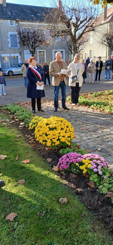 Une image contenant plein air, arbre, fun�railles, habits

Le contenu g�n�r� par l�IA peut �tre incorrect.