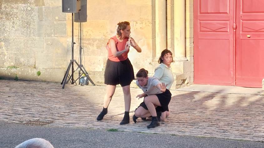 Une image contenant chaussures, plein air, habits, sol

Le contenu g�n�r� par l�IA peut �tre incorrect.