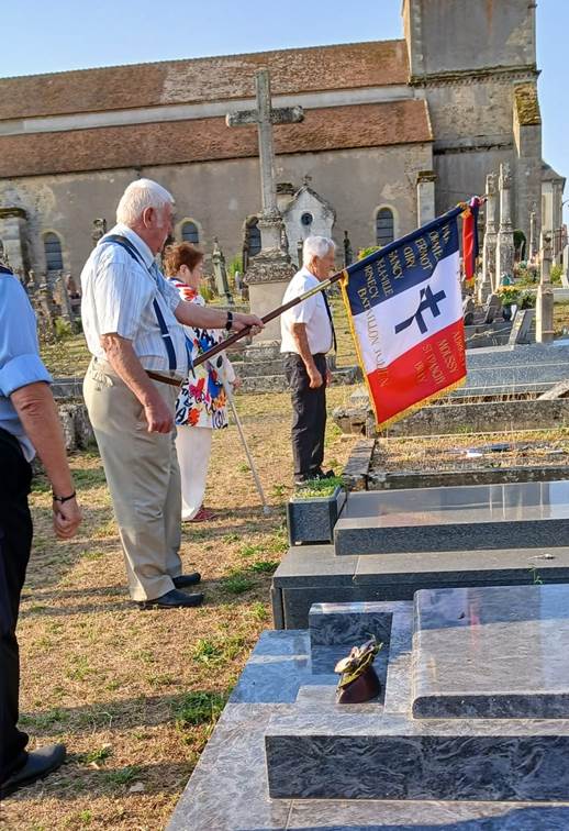 Une image contenant plein air, habits, personne, fun�railles

Le contenu g�n�r� par l�IA peut �tre incorrect.