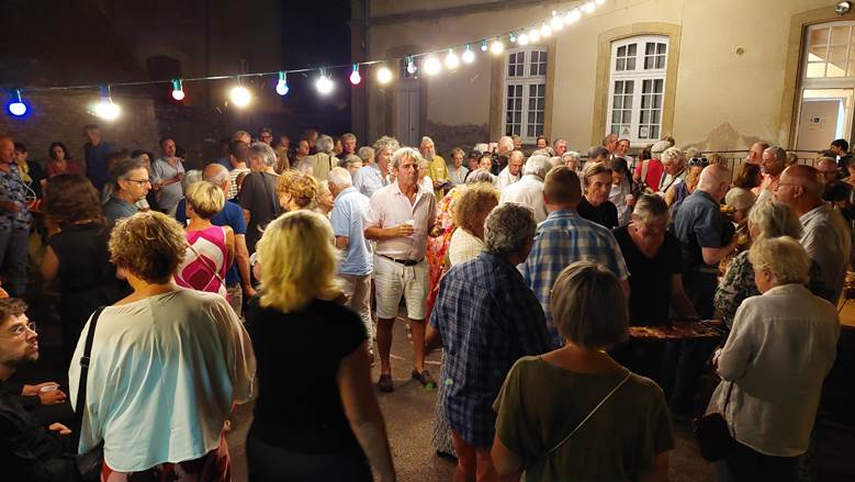 Une image contenant habits, personne, homme, femme

Le contenu g�n�r� par l�IA peut �tre incorrect.