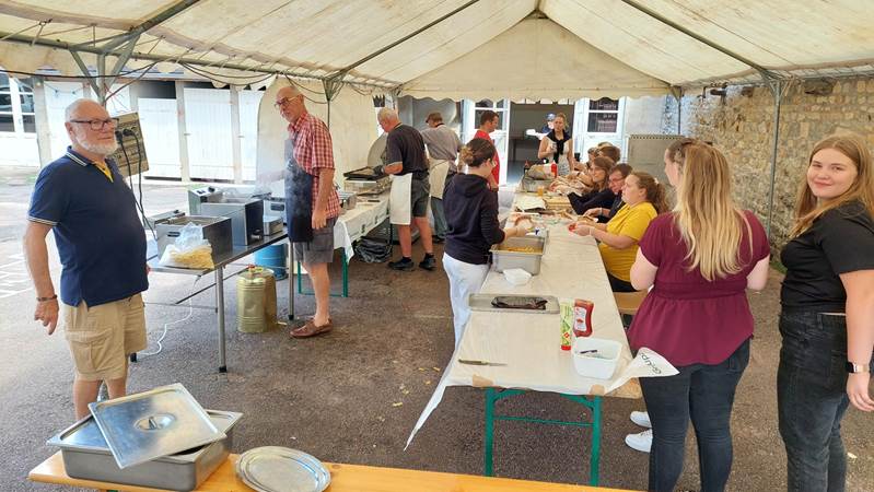 Une image contenant habits, personne, femme, homme

Le contenu g�n�r� par l�IA peut �tre incorrect.