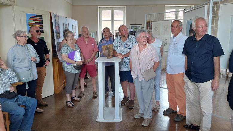 Une image contenant habits, personne, homme, chaussures

Le contenu g�n�r� par l�IA peut �tre incorrect.