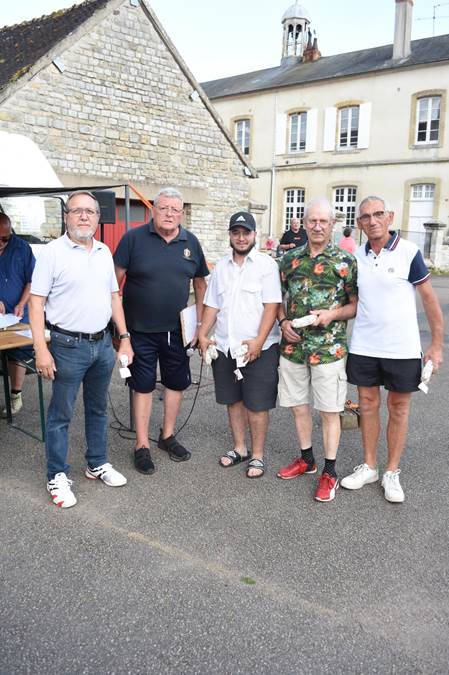 Une image contenant chaussures, habits, personne, homme

Le contenu g�n�r� par l�IA peut �tre incorrect.