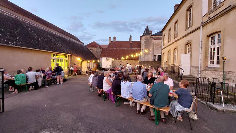 Une image contenant plein air, ciel, b�timent, personne

Le contenu g�n�r� par l�IA peut �tre incorrect.