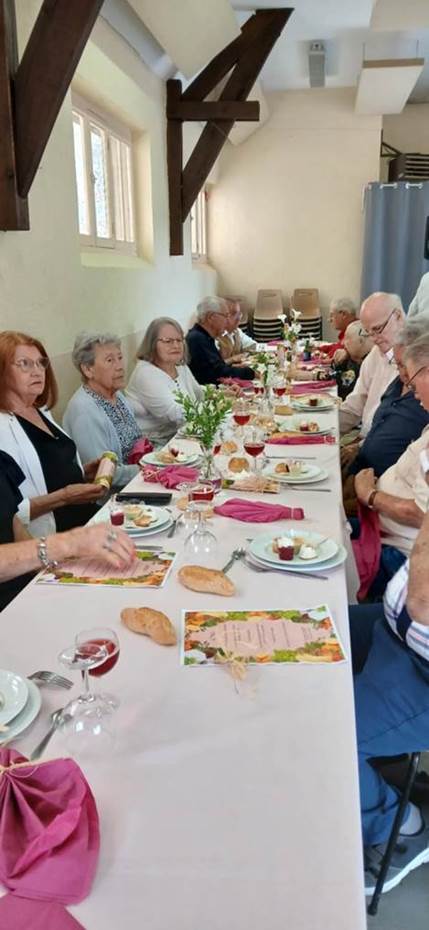 Une image contenant table, habits, personne, femme

Le contenu g�n�r� par l�IA peut �tre incorrect.