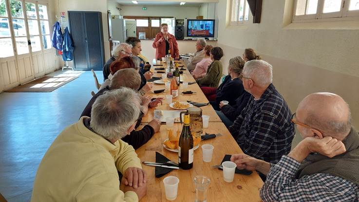 Une image contenant habits, personne, homme, int�rieur

Le contenu g�n�r� par l�IA peut �tre incorrect.