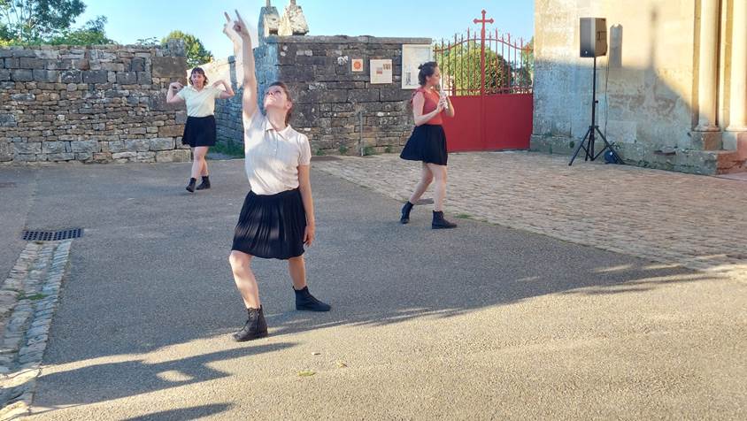 Une image contenant plein air, chaussures, sol, personne

Le contenu gnr par lIA peut tre incorrect.