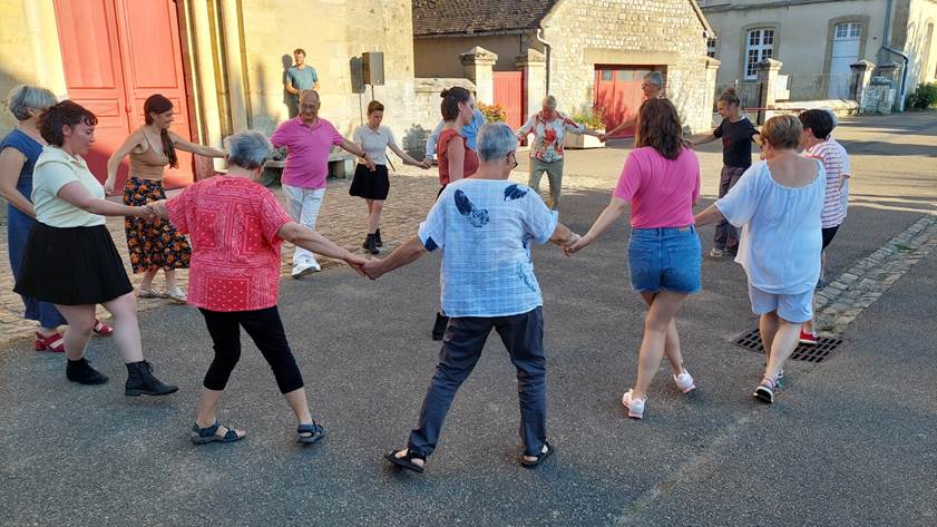 Une image contenant personne, habits, chaussures, plein air

Le contenu gnr par lIA peut tre incorrect.