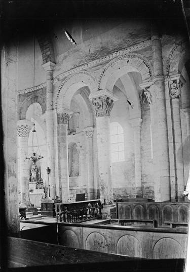 Une image contenant noir et blanc, art, btiment, glise

Description gnre automatiquement