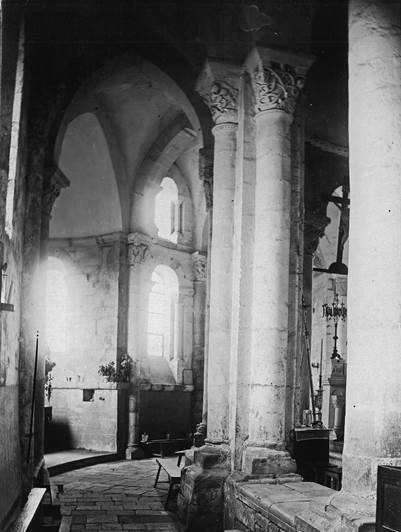Une image contenant noir et blanc, btiment, glise, mur

Description gnre automatiquement