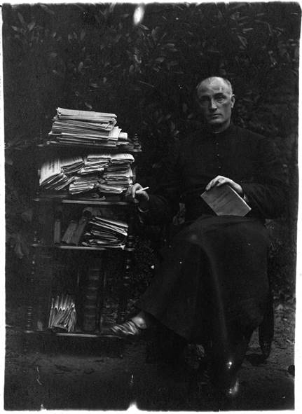 Une image contenant habits, livre, monochrome, Visage humain

Description gnre automatiquement